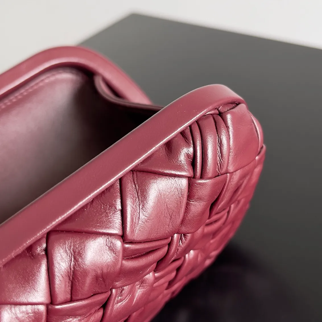 Batch 1860 BV Knot | The classic return of the evening bag. Original leather ➕ Stainless steel hardware ➕ 24k real gold plating ➕ Fully handmade. Those who know the history of our brand should have heard that the knot is a story of Bottega Veneta, and it is also one of the more important design elements. Matthieu Blazy's work this season sublimates Knot's classics, with a new knot design and a woven shoulder strap, plus Fouland Intreccio's weaving technology, adding some fashion to the retro and nostalgic feel of the past. Style number: 717622 Size: 20.5*6*12.5